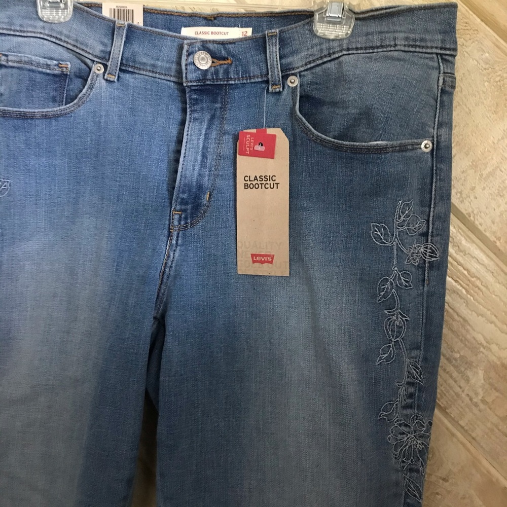 NWT Levi’s Sculpt Classic Bootcut Size 12 Flower